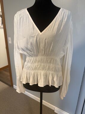 Universal Thread White Peplum Blouse Size Medium Long Sleeve V-Neck Boho Top